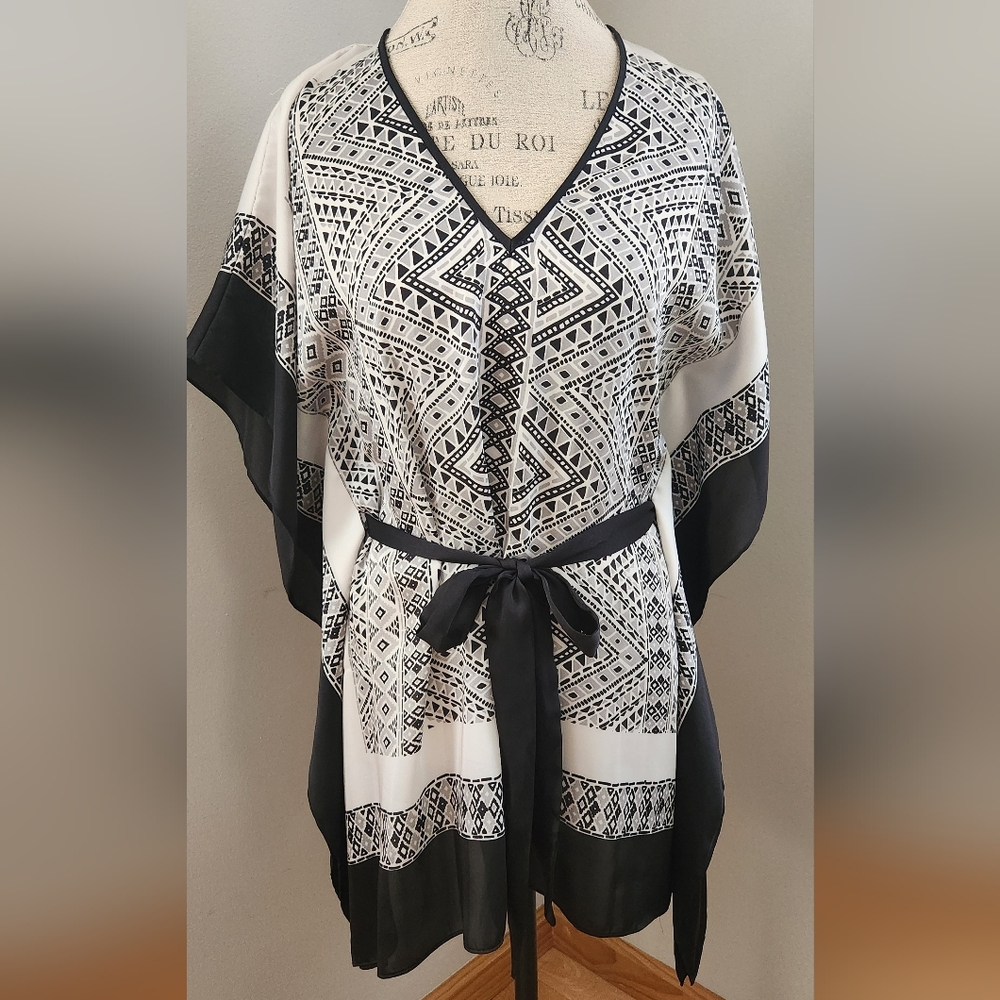 MICHAEL KORS Black and White Geometric Kimono Top IN size S/M